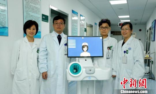 拥有自主知识产权的钛米机器人首度进入核医学病房，为患者提供可靠治疗服务的同时，避免医护人员职业伤害。　谭珊 摄