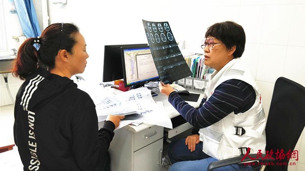 中国志愿医生、神经外科主任医师凌锋在义诊中