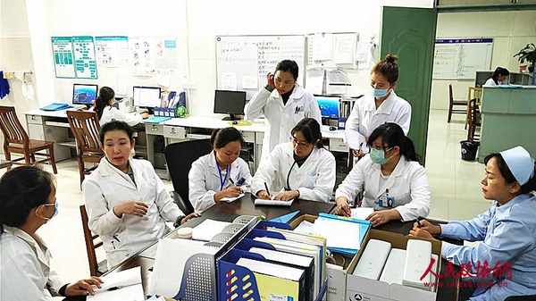 中国志愿医生、心内科主任医师毛屏在带教