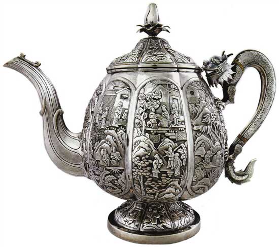 瓜棱形八分档大茶壶 Melon-shaped Teapot
晚清 通高：24.4cm；腹径：16.6cm；重：1122g 款识：喜，伦巴 H