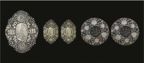 累丝镂空盘 A Set of Filigree Openwork Plates 民国 大菱形 长：20cm；宽：15.6cm；重：136g 小菱形 长：14.5cm；宽：10cm；重：57g、61g 圆形款 口径：16.4cm；重：110g、108g