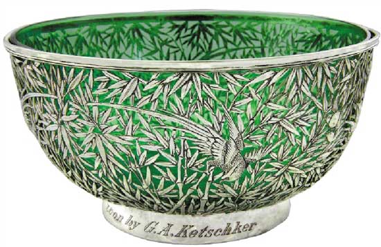 竹叶纹镂空琉璃大碗   Glass bowl with Openwork Silver Base with Bamboo Leaf Design   晚清 通高：10.6cm；口径：20.6cm；底径：11.5cm；银托重：463g；琉璃重：806g 款识：怡安，WH，90   收藏界素有“货高一等，价高十倍”的说法，晚清是中国外销银器种类最多、数量最丰富的时期，激烈的竞争使银匠在工艺和设计上都下足功夫，创造出各种精品。这件竹叶纹镂空琉璃大碗镶边，弧壁，深腹，圈足，运用镂空工艺通体镂雕竹林，在其中还镂雕一鸟穿梭于林间，碗底镂空形成钱币纹样，寓意财源广进。此碗工艺固然精湛，但银匠的创造力更让人赞叹，在内部配以一绿色琉璃碗，结合银碗的竹林造型产生绿影流动、生机盎然之感，令人赏心悦目。巧妙的搭配也使得这件银碗成为了同种器物中不可多得的精品。