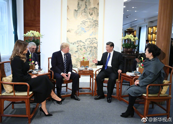 国家主席习近平和夫人彭丽媛8日下午在故宫博物院迎接来华进行国事访问的美国总统特朗普和夫人梅拉尼娅。两国元首夫妇在宝蕴楼简短茶叙。