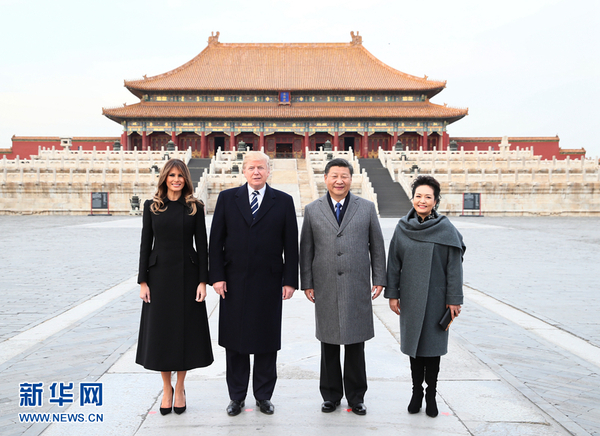 　11月8日，国家主席习近平和夫人彭丽媛陪同来华进行国事访问的美国总统特朗普和夫人梅拉尼娅参观故宫博物院。这是两国元首夫妇在太和殿广场合影。