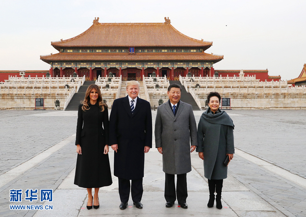 11月8日，国家主席习近平和夫人彭丽媛陪同来华进行国事访问的美国总统特朗普和夫人梅拉尼娅参观故宫博物院。这是两国元首夫妇在太和殿广场合影。2