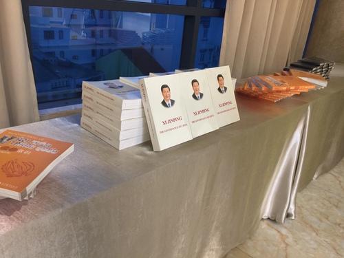 图为新闻中心现场展示的《习近平谈治国理政》一书；