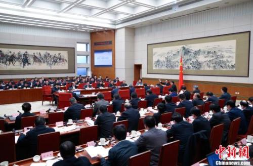 11月7日，中共中央政治局常委、国务院总理李克强主持召开经济形势专家和企业家座谈会，就贯彻落实党的十九大精神、做好下一步经济工作听取意见建议。<a target='_blank' href='http://www.chinanews.com/'>中新社</a>记者 刘震 摄