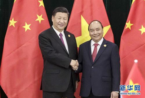 习近平会见越南总理阮春福
