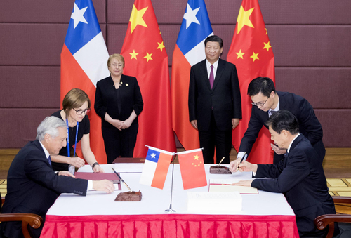 习近平同智利总统巴切莱特一道出席中智自由贸易协定升级议定书签字仪式