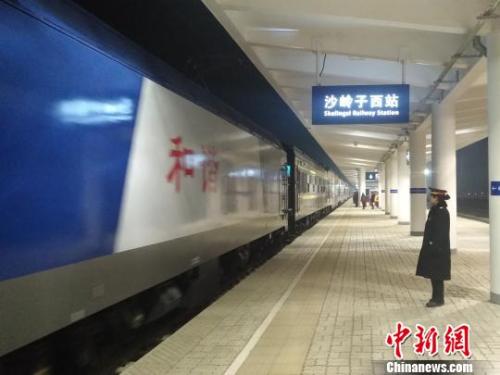 图为石家庄北—沙岭子西的Y517次列车驶入张家口沙岭子西站。　陈林 摄