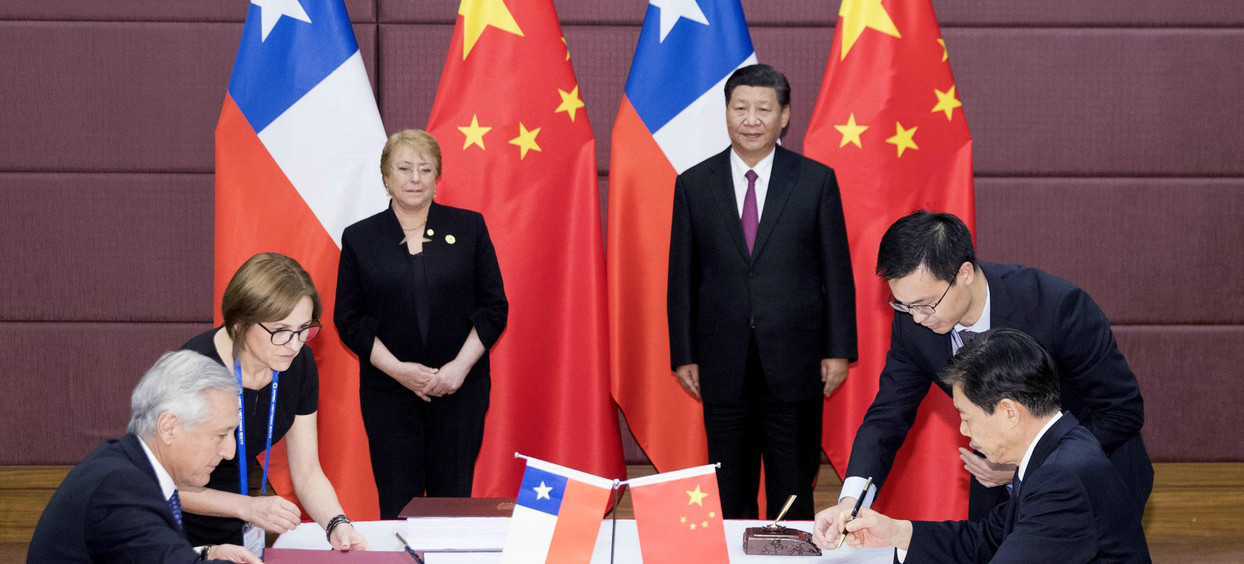 习近平同智利总统巴切莱特一道出席中智自由贸易协定升级议定书签字仪式