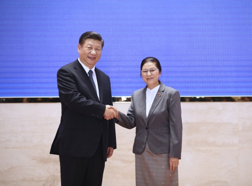 习近平会见老挝国会主席巴妮