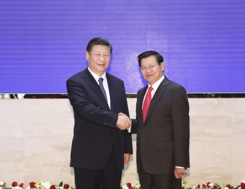 习近平会见老挝总理通伦