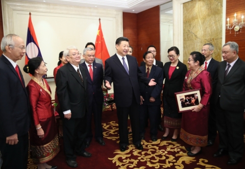 习近平会见老挝奔舍那家族友人