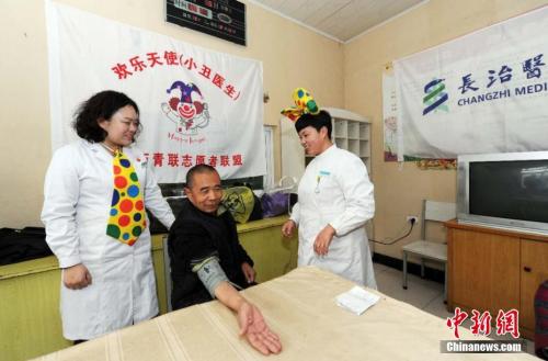 资料图：医护人员为养老院老人量血压。范丽芳 摄
