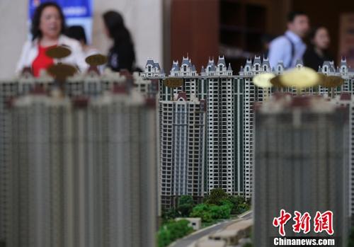 图为4月19日，市民在南京一家楼盘的售楼处内咨询。 <a target='_blank' href='http://www.chinanews.com/'>中新社</a>记者 泱波 摄