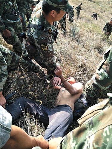 今年5月10日上午9时10分，越狱8天后的张林苍在昆明市嵩明县小药灵山被抓。图/警方供图