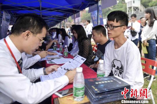 本次见面会提供适合高校毕业生的就业岗位近2万个，吸引了万余名高校毕业生参加。　陈骥旻 摄