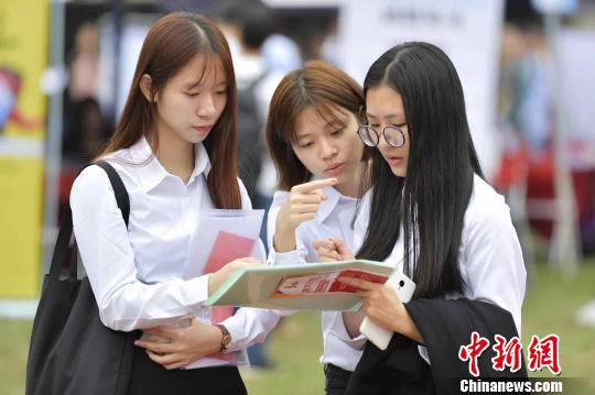 广东还将举办17场网络招聘会和线下对接活动，毕业生和用人单位可以通过网络进行双向选择。　陈骥旻 摄