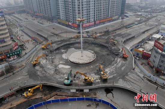 2016年一季度，中国楼市呈现迅速回升态势。随着一系列楼市新政出台，在一线城市楼市行情的带动下，二线城市太原的开发商推盘量和新盘入市量大大增加，市场活跃度明显提升。业内人士表示，供应回暖的主要原因除了受到去库存调控的影响，另一方面，市场仍然受到刚性需求和首次改善型置业需求的强烈拉动。图为3月17日，山西太原拆除30年历史的立交桥。2016年3月以来，太原市各方面城建工作逐步推进，将有力提升城市竞争力。 

<a target='_blank' href='http://www.chinanews.com/'>中新社</a>记者 韦亮 摄