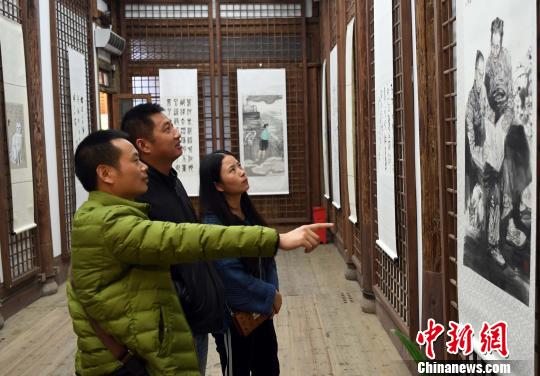 此次展览展出的四十五幅书画精品是从社会各界书画名家创作中选出的部分精品，同时精选了国内书画名家赠与冰心的部分书画作品。　刘可耕 摄