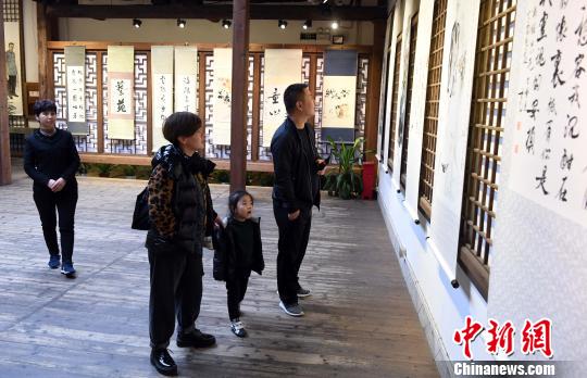 冰心生平与作品书画征集展吸引观众观展。　刘可耕 摄