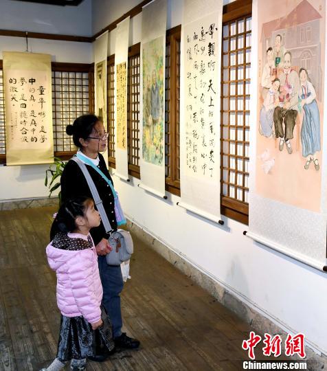 冰心生平与作品书画征集展吸引观众眼球。　刘可耕 摄