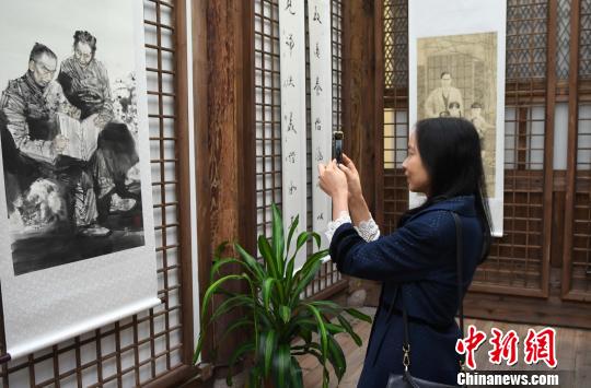 冰心生平与作品书画征集展吸睛。　刘可耕 摄