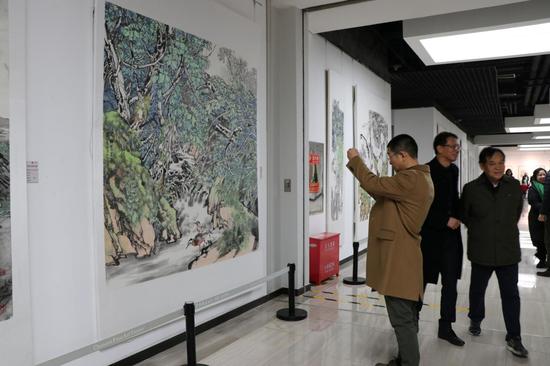 观众参观画展