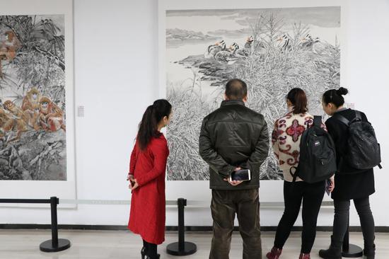 观众参观画展