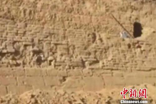 图为陕西波罗古堡城墙维护施工。视频截图