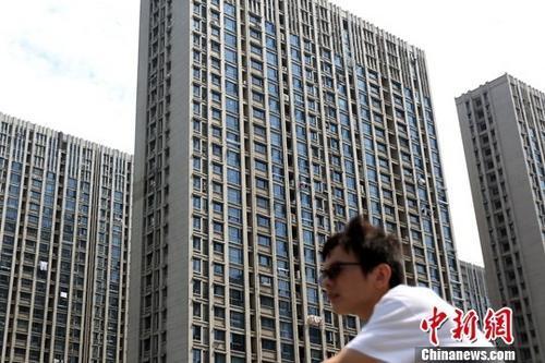 资料图：市民从南京一处楼盘前经过。<a target='_blank' href='http://www.chinanews.com/'>中新社</a>记者 泱波 摄