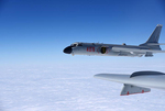 中国空军多架轰－6K战机展翅远洋战巡南海