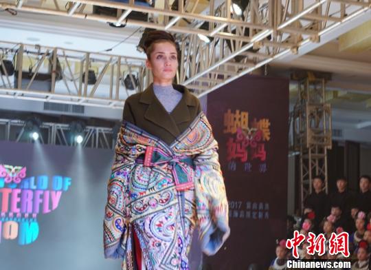 “蝴蝶妈妈的世界——2017雷山苗族服饰高级定制专场秀”现场。　李婧 摄