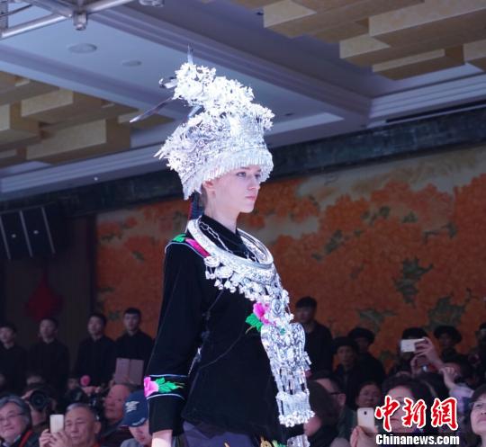 “蝴蝶妈妈的世界——2017雷山苗族服饰高级定制专场秀”现场。　李婧 摄