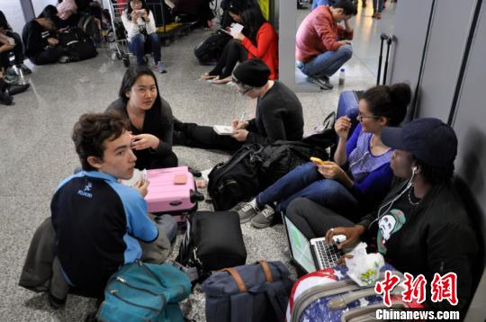 图为等待值机的旅客。　杨珺 摄