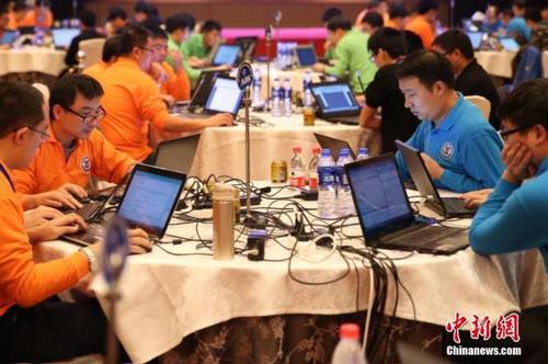 资料图：参赛选手进行网络攻防战，全面提高国家网络安全防护和对抗能力。<a target='_blank' href='http://www.chinanews.com/'>中新社</a>记者 张远 摄