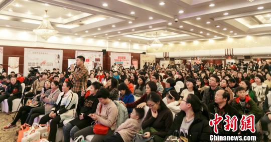 孕博会吸引了不少准妈妈前来参与。　钟欣 摄