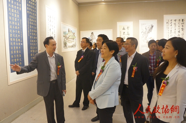 开幕式结束后，在厦门美术馆书画展厅内，本届作品展负责人之一厦门市翔安文体促进会会长邵文化嘉宾介绍参展的优秀作品。7
