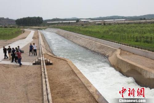 资料图：大连应急供水工程出水口。　沈殿成 摄