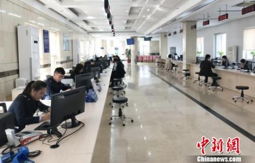资料图：国地税联合办税服务厅。　夏晓琳 摄