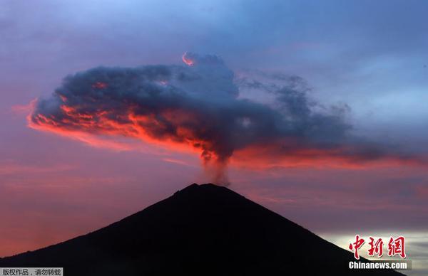 当地时间11月30日，印度尼西亚巴厘岛，著名旅游胜地阿贡火山持续喷发，火山喷出浓烟、灰尘、碎石和沙子，形成一朵巨型蘑菇云。