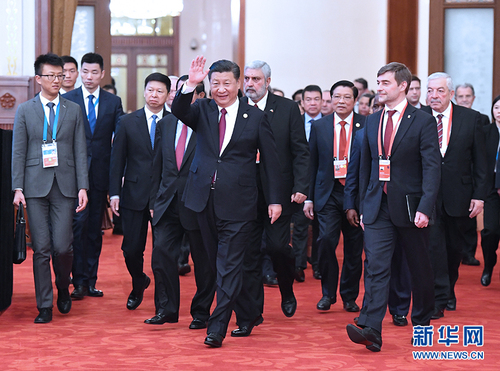 12月1日，中共中央总书记、国家主席习近平在北京人民大会堂出席中国共产党与世界政党高层对话会开幕式，并发表题为《携手建设更加美好的世界》的主旨讲话。这是习近平同外方主要嘉宾一起步入会场。新华社记者 饶爱民 摄