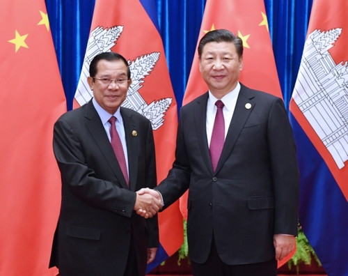 12月1日，中共中央总书记、国家主席习近平在北京人民大会堂会见前来出席中国共产党与世界政党高层对话会的柬埔寨人民党主席、政府首相洪森。新华社记者 饶爱民 摄