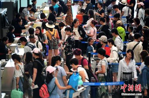 资料图：昆明长水国际机场候机厅里办理登机手续的旅客。<a target='_blank' href='http://www.chinanews.com/'>中新社</a>记者 李进红 摄