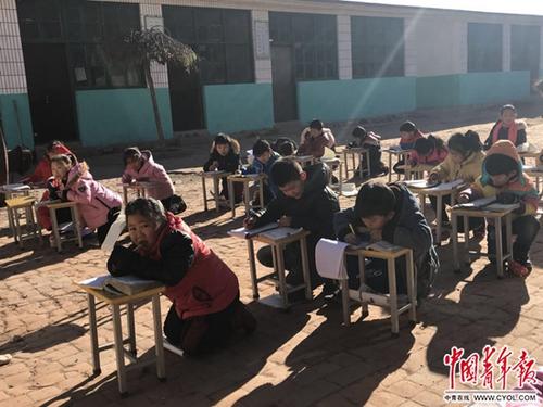河北多所乡村小学未供暖学生们在操场跑步取暖（图）