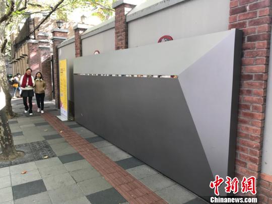 摄影师用相机记录了上海坊间形形色色店铺的变迁。　王子涛 摄