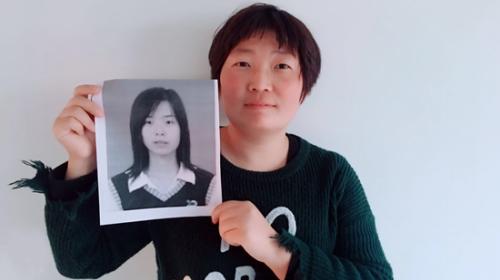 2005年，王欣(小图)冒名顶替王红就读菏泽医学专科学校。何云/摄