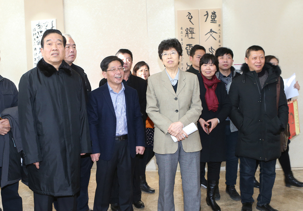 1参加“一带一路石油梦”——于恩东书法实践展开幕式的嘉宾观看展览