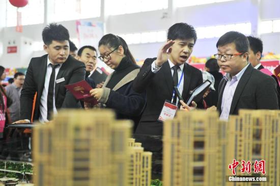 资料图：市民在房展会沙盘前驻足。 孙昊声 摄